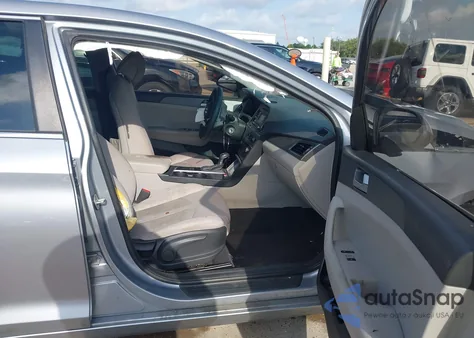 2017 Hyundai Sonata z USA, uszkodzony, nr VIN 5NPE24AF5HH492114